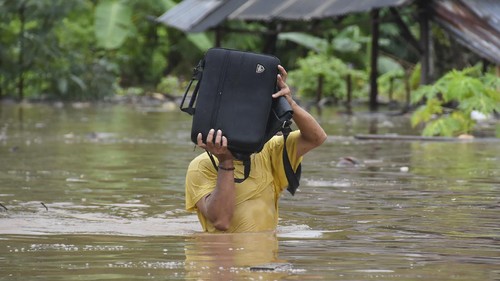 Hujan lebat di sebagian wilayah pulau Lombok sejak Minggu (5/12) hingga Senin (6/12) menyebabkan banjir di Lombok Barat. Ratusan rumah terendam. 3 Kecamatan di Lombok Barat, NTB yang kebanjiran ialah Kecataman Sekotong, Batu Layar, dan Gunung Sari, Senin, (6/12). ANTARA FOTO/Ahmad Subaidi