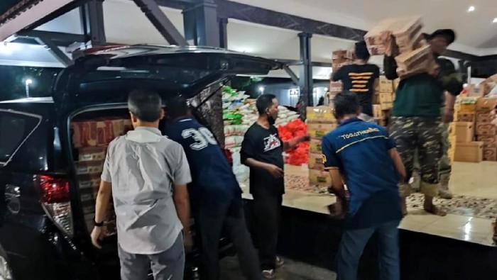 Bantuan logistik untuk korban bencana alam Erupsi Semeru mulai berdatangan. Kebutuhan bahan pangan pokok hingga obat-obatan mulai disalurkan.