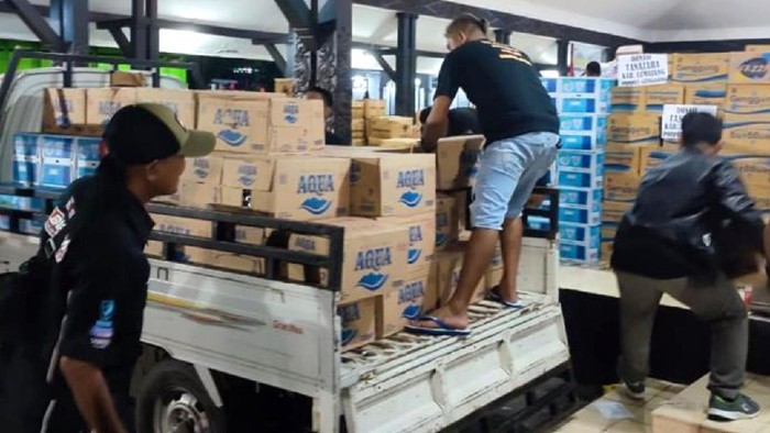 Bantuan logistik untuk korban bencana alam Erupsi Semeru mulai berdatangan. Kebutuhan bahan pangan pokok hingga obat-obatan mulai disalurkan.