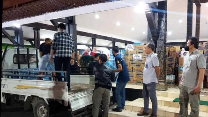 Bantuan logistik untuk korban bencana alam Erupsi Semeru mulai berdatangan. Kebutuhan bahan pangan pokok hingga obat-obatan mulai disalurkan.