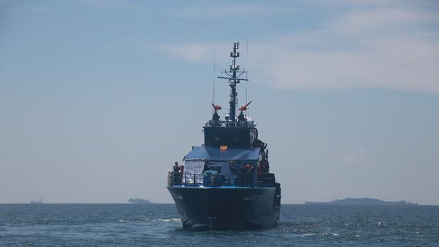 Bea Cukai RI menggelar pertemuan di laut (Rendezvouz at Sea) dengan Singapore Police Coast Guard (SPCG) di Selat Singapura, Selasa, (30/11/2021). (dok DJBC)