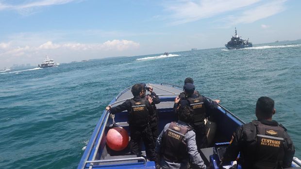 Bea Cukai RI menggelar pertemuan di laut (Rendezvouz at Sea) dengan Singapore Police Coast Guard (SPCG) di Selat Singapura, Selasa, (30/11/2021). (dok DJBC)