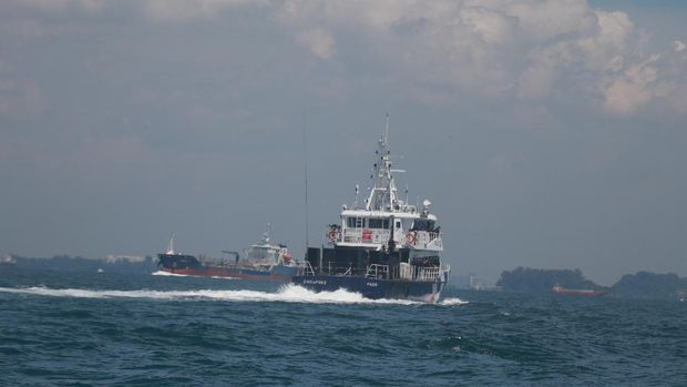 Bea Cukai RI menggelar pertemuan di laut (Rendezvouz at Sea) dengan Singapore Police Coast Guard (SPCG) di Selat Singapura, Selasa, (30/11/2021). (dok DJBC)