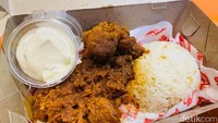 Belakangan penggemar fried chicken di Indonesia punya pilihan baru yaitu Nashville fried chicken. Semakin banyak gerai yang menjajakan fried chicken khas ibu kota Tennessee, Amerika Serikat ini.