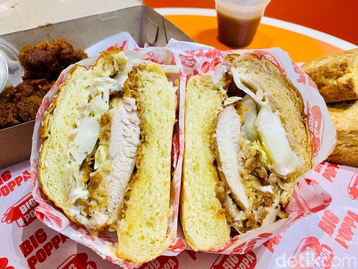 Big Poppa: Gurih Mantap Burger Nashville Fried Chicken Plus Biscuits Amerika