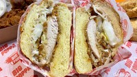 Bun burgernya berupa roti brioche yang padat, empuk, dan lembut. Isian Nashville fried chicken-nya juga besar. Ketebalannya bahkan serupa dengan bun burger. Dijamin kenyang!