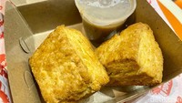 Pendamping khas yang tak boleh dilewatkan di sini adalah Buttermilk Biscuits & Signature Gravy (Rp 35 ribu). Bentuknya bukan lembaran tipis, melainkan padat dan tebal seperti pastry yang dibuat menggunakan baking powder.