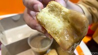 Biscuits makin enak dicocol ke saus gravy karena begitulah orang Amerika bagian Selatan menikmatinya. Gravy adalah jenis saus gurih, kental, dan creamy yang terbuat dari lemak beserta jus daging yang keluar selama proses masak.