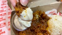 Ciri khas Nashville fried chicken adalah warna kulitnya yang merah. Rasanya pedas gurih dan berempah karena dibuat dengan tambahan cayenne pepper, bubuk cabai, bubuk bawang putih, hingga bubuk paprika.