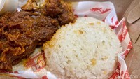 Menu andalan Big Poppa adalah Poppa Combo I (Rp 65 ribu). Isinya ada Nashville fried chicken, garlic rice, dan saus. 
