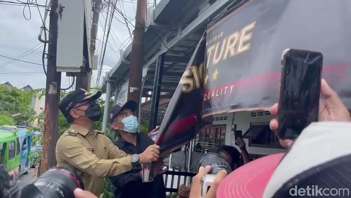 Bima Arya mencabut spanduk iklan rokok