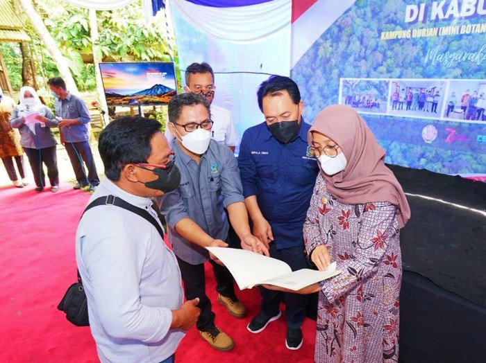 Bupati Banyuwangi Ipuk Fiestiandani dan Kepala Dinas Kehutanan Provinsi Jawa Timur Jumadi