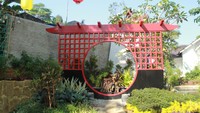 Resort ini dilengkapi dengan fasilitas umum yang lengkap, tidak hanya penginapan saja, melainkan juga fasilitas menarik lainnya. Mulai dari penginapan (hotel, villa, dan glamping), garden, aneka spot foto menarik, restoran, kolam renang, green field, dan tempat parkir. Foto: Instagram @frameofjndrl