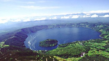 9. El Salvador: Letusan terakhir gunung berapi Coatepeque di El Salvador memang terjadi 50 ribu tahun silam, yang meninggalkan celah kaldera yang sekarang adalah danau. Namun letusan lebih kecil telah menciptakan puncak baru dalam 10 tahun terakhir, sehingga menjadi ancaman bagi warga di sekitarnya. Foto: Wikipedia