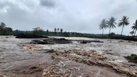 Selain faktor cuaca ekstrem, luapan banjir juga karena pekerjaan bendungan. Pada tahap pembangunan ini, penahan air yang berada di tengah Sungai Cabbue untuk sementara ditutup, sehingga debit air yang besar tak mampu tertahan hingga akhirnya meluap (dok Istimewa)