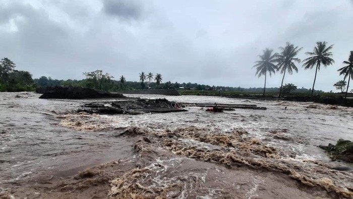 Cuaca ekstrim berupa angin kencang dan hujan lebat mengakibatkan banjir sejumlah titik di Kabupaten Soppeng, Sulsel. Dua rumah hanyut terbawa banjir. (dok Istimewa) Cuaca ekstrim berupa angin kencang dan hujan lebat mengakibatkan banjir sejumlah titik di Kabupaten Soppeng, Sulsel. Dua rumah hanyut terbawa banjir. (dok Istimewa)