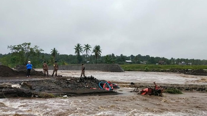 Cuaca ekstrim berupa angin kencang dan hujan lebat mengakibatkan banjir sejumlah titik di Kabupaten Soppeng, Sulsel. Dua rumah hanyut terbawa banjir. (dok Istimewa)