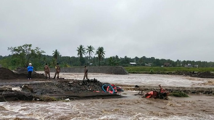 Cuaca ekstrim berupa angin kencang dan hujan lebat mengakibatkan banjir sejumlah titik di Kabupaten Soppeng, Sulsel. Dua rumah hanyut terbawa banjir. (dok Istimewa) Cuaca ekstrim berupa angin kencang dan hujan lebat mengakibatkan banjir sejumlah titik di Kabupaten Soppeng, Sulsel. Dua rumah hanyut terbawa banjir. (dok Istimewa)