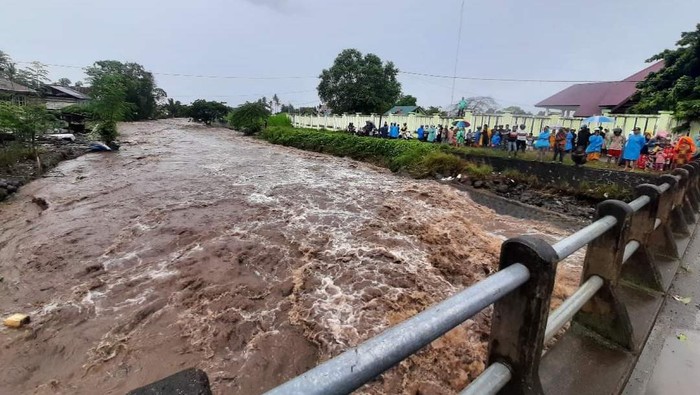 Cuaca ekstrim berupa angin kencang dan hujan lebat mengakibatkan banjir sejumlah titik di Kabupaten Soppeng, Sulsel. Dua rumah hanyut terbawa banjir. (dok Istimewa) Cuaca ekstrim berupa angin kencang dan hujan lebat mengakibatkan banjir sejumlah titik di Kabupaten Soppeng, Sulsel. Dua rumah hanyut terbawa banjir. (dok Istimewa)