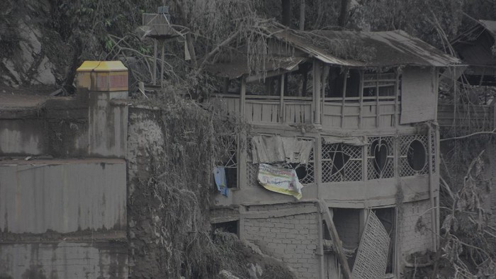 Kondisi warung yang berada di sekitar Jembatan Besuk Koboan atau Geladak Perak rusak  akibat terjangan guguran awan panas Gunung Smeru di Pronojiwo, Lumajang, Jawa Timur, Senin (6/12/2021). Sejumlah permukiman warga di wilayah Lumajang tertimbun material guguran awan panas yang juga memutus jembatan Besuk Koboan. ANTARA FOTO/Seno/aww.