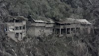 Guguran awan panas Gunung Semeru yang menyelimuti sejumlah warung di sekitar Jembatan Besuk Koboan atau Geladak Perak membuat lansekap dalam foto tampil bak hitam putih.