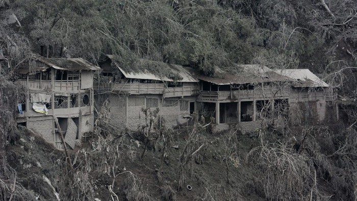 DAMPAK GUGURAN AWAN PANAS GUNUNG SEMERU Kondisi warung yang berada di sekitar Jembatan Besuk Koboan atau Geladak Perak rusak akibat terjangan guguran awan panas Gunung Smeru di Pronojiwo, Lumajang, Jawa Timur, Senin (6/12/2021). Sejumlah permukiman warga di wilayah Lumajang tertimbun material guguran awan panas yang juga memutus jembatan Besuk Koboan. ANTARA FOTO/Seno/aww.