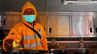 Dapur umum tersebut setiap harinya memasok sedikitnya 1.500 bungkus makanan untuk para pengungsi dan relawan.