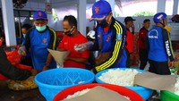 Sejumlah relawan membungkus makanan untuk dibagikan kepada pengungsi dan juga relawan.
