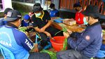 Kesibukan di Dapur Umum Pengungsi Erupsi Gunung Semeru