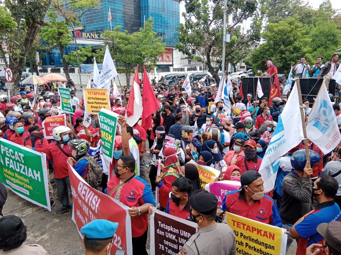 Demo buruh di depan Kantor Gubsu, Medan (Arfah-detikcom)