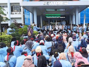Mahasiswa Geruduk-Segel Ruang Rektor Unri Minta Dekan FISIP Dicopot