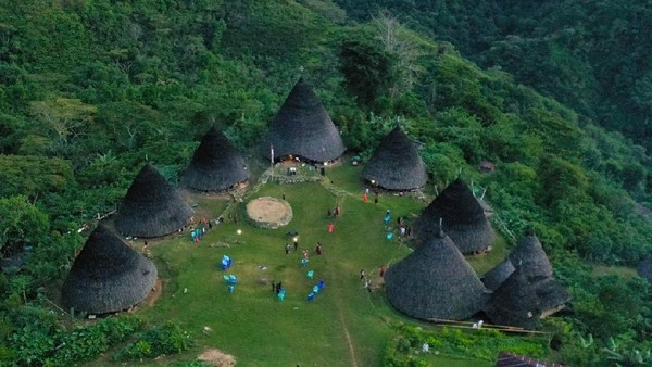 Desa Wae Rebo dari udara. Bersama dengan Desa Wisata Nglanggeran, Gunung Kidul, DIY Yogyakarta, dan Desa Wisata Tetebatu, Lombok Timur, terpilih sebagai wakil Indonesia di ajang UNWTO Best Tourism Villages 2021. Foto: Kemenparekraf