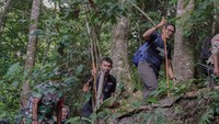 Menteri Pariwisata dan Ekonomi Kreatif/Kepala Badan Pariwisata dan Ekonomi Kreatif Sandiaga Salahuddin Uno, akhir pekan lalu mengunjungi Desa Wae Rebo. Selain harus menempuh perjalanan 4-5 jam naik mobil, traveler juga harus hiking. Foto: Kemenparekraf