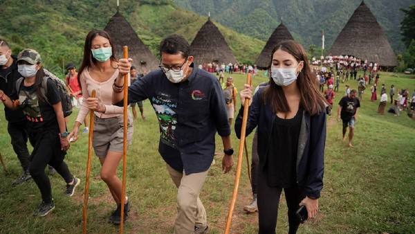 Untuk mencapai desa Wae Rebo, traveler harus hiking sejauh lima kilometer di bebatuan dan jalan setapak yang licin. Foto: Kemenparekraf Untuk mencapai desa Wae Rebo, traveler harus hiking sejauh lima kilometer di bebatuan dan jalan setapak yang licin. Foto: Kemenparekraf