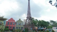 Di sana terdapat banyak miniatur bangunan dan ornamen yang memiliki gaya Eropa yang sangat khas, seperti landmark Kincir Angin Belanda dan Menara Eiffel Paris. Bangunan-bangunan tersebut sontak menjadi spot foto favorit para wisatawan yang berkunjung karena kece dan instagenic. Foto: Luthfi Hafidz