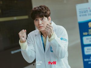 Kim Bum Jadi Dokter Kerasukan di Drakor Ghost Doctor, Ini Sinopsisnya