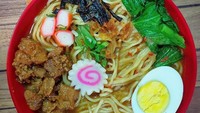 Sensasi makan ramen yang pedasnya membakar di lidah bisa dinikmati di Ramen & Suhi Emperan ini. Berlokasi di Jalan Gunung Krakatau Raya, Bekasi, harga ramen yang dibanderol Rp 20 ribuan ini menarik banyak perhatian pelanggan. Foto: Istimewa