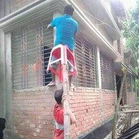 Kalau ada yang sulit kenapa harus cari yang mudah? Padahal bisa menggunakan tangga, tapi kedua pria ini malah memilih cara ekstrem yang satu ini. Benar-benar bikin geleng-geleng kepala. Foto: twitter.com/DuniaKuli