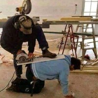 Kasihan banget sudah memiliki niat baik untuk membantu, ternyata malah disuruh menjadi alas seperti ini. Berdoa saja semoga alatnya tidak sampai kena dan melukai si pria berjaket biru ya.. Foto: twitter.com/DuniaKuli