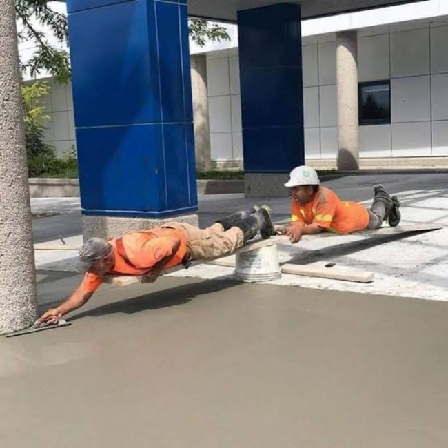 Definisi kerjasama yang sangat kompak. Nah ini nih yang dimanakan totalitas kerja, saling bahu membahu demi hasil yang memuaskan. Foto: twitter.com/DuniaKuli