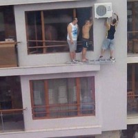 Selain untuk membantu, cara ini juga bisa digunakan untuk menguji kepercayaan teman atau sahabatmu. Salah pijak sedikit saja, nyawa bisa jadi taruhannya nih.. Foto: twitter.com/PeopleWith1000i