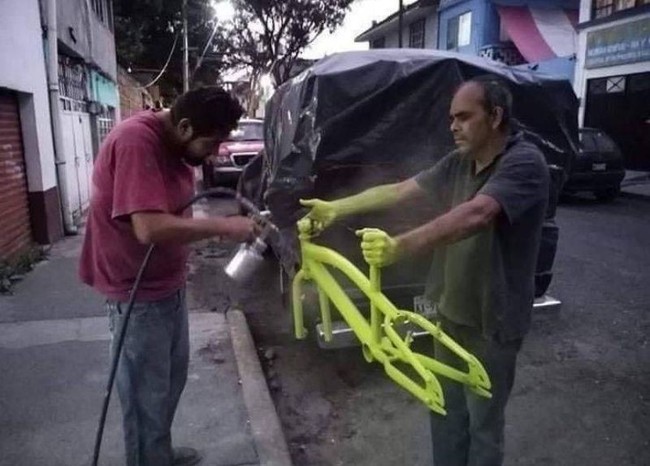 Kurang baik apa lagi bapak yang satu ini. Demi membantu temannya, si bapak sampai rela tangannya jadi berubah warna hijau seperti itu. Foto: ebaumsworld.com