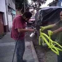 Kurang baik apa lagi bapak yang satu ini. Demi membantu temannya, si bapak sampai rela tangannya jadi berubah warna hijau seperti itu. Foto: ebaumsworld.com