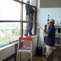 Terlihat mudah, tapi kalau lalai sedikit saja temannya bisa terjun bebas dan kehilangan nyawa. Benar-benar pekerjaan dengan tanggung jawab yang sangat besar. Foto: twitter.com/DuniaKuli