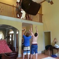 Saling membantu memang bagus sih tapi nggak gini juga dong.. Ada-ada saja, bikin yang lihat jadi geleng-geleng kepala. Foto: imgur.com/killboosh