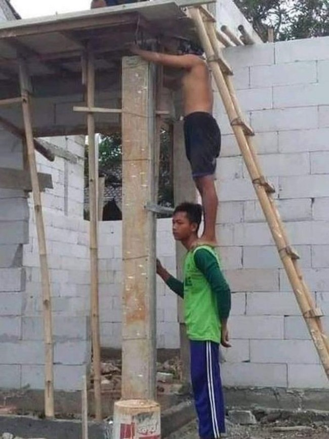 Padahal di belakangnya ada tangga. Tapi alih-alih menggunakan tangga, malah minta temannya untuk menggendongnya. Untung temannya sabar ya.. Foto: instagram.com/receh.id