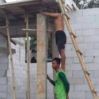 Padahal di belakangnya ada tangga. Tapi alih-alih menggunakan tangga, malah minta temannya untuk menggendongnya. Untung temannya sabar ya.. Foto: instagram.com/receh.id