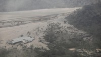 Abu letusan Gunung Semeru menutupi kawasan di Lumajang, Jawa Timur. AP/Trisnadi