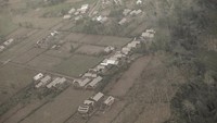 Rumah dan bangunan tertutup abu erupsi Gunung Semeru di Lumajang, Jawa Timur, Minggu, 5 Desember 2021. AP/Trisnadi