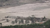 Abu erupsi Gunung Semeru terlihat di Lumajang, Jawa Timur. Belasan orang meninggal dalam peristiwa erupsi Gunung Semeru tersebut. AP/Trisnadi